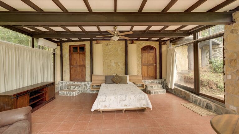 Casa Vista downstairs ensuite bedroom